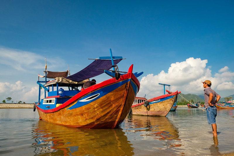 Trên đảo có 3 thôn nhỏ, rất thưa dân là thôn Vạn Thạnh, Ninh Tân và Ninh Dao nằm giáp biển ở 3 hướng Tây, Nam và hướng Bắc. Riêng hướng Đông là những vách đá dựng đứng, trong đó có vài bãi biển hoang vắng nhưng tuyệt đẹp. Ảnh: Xuân Tiến.