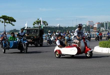 Đoàn xe diễu hành qua vòng xoay Mai Xuân Thưởng