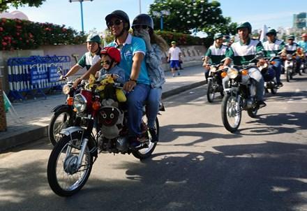 “Gia đình vui vẻ” trên chiếc xe Honda 67