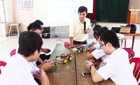 Lớp học Robotic 2017 tại Trường THPT chuyên Lê Quý Đôn
