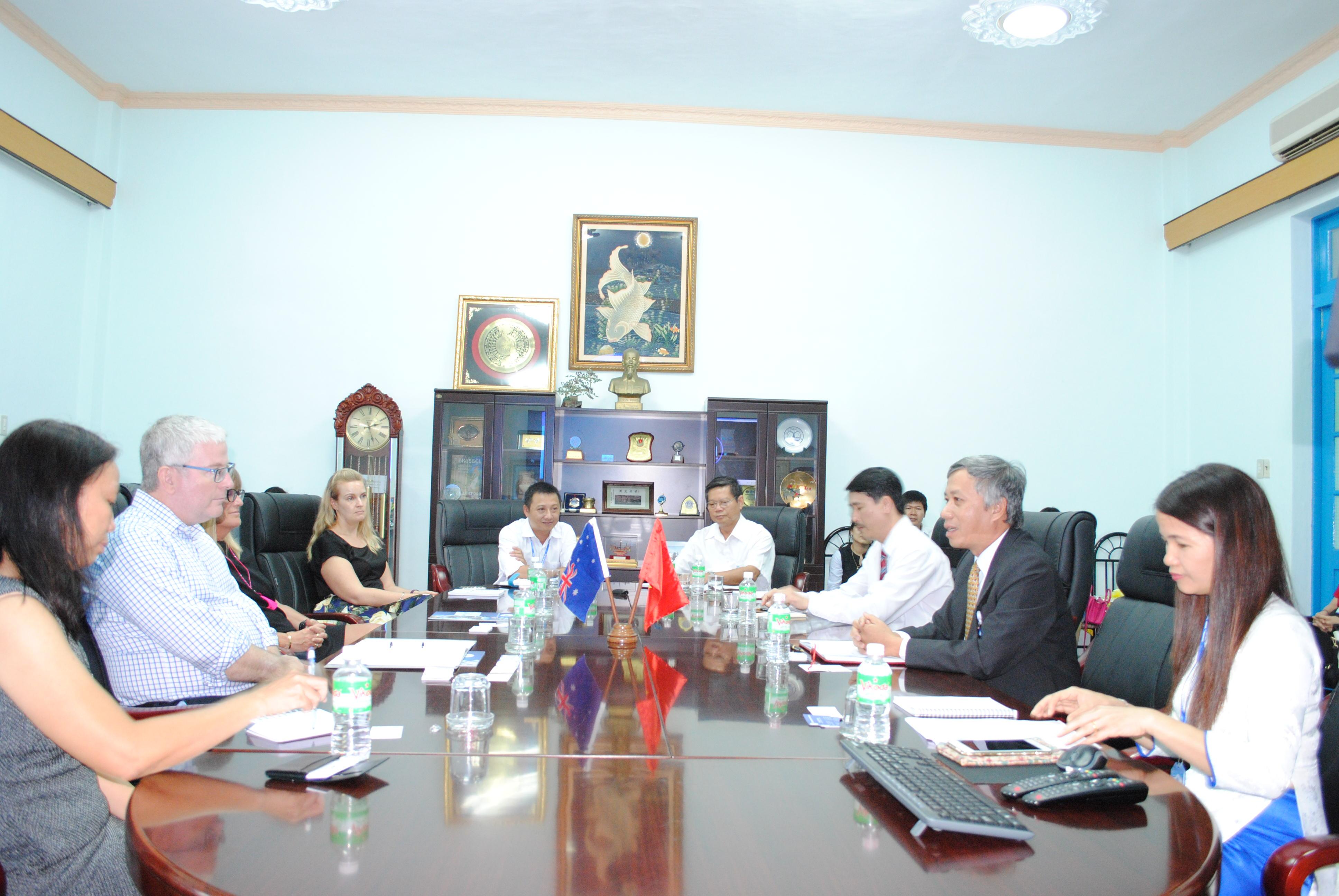 Quang cảnh buổi làm việc. 