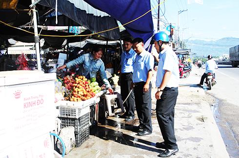 Các thành viên của đội nhắc nhở hộ kinh doanh tại chợ Cam Đức