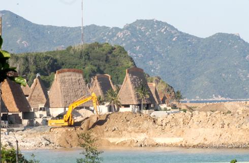 Đơn vị thi công đang cho xe múc đất, đá lấn biển lên khỏi mặt biển.