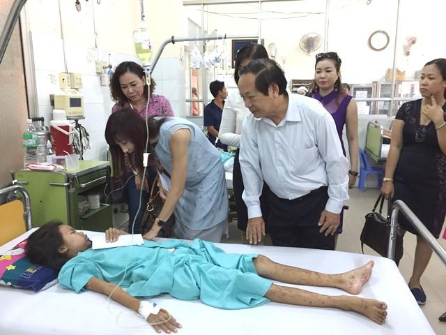 Diễn viên Hiền Mai trao tặng tiền cho các bệnh nhân nghèo