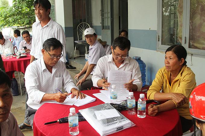 Các bên liên quan ký biên bản nghiệm thu Bãi rác Hòn Rọ.