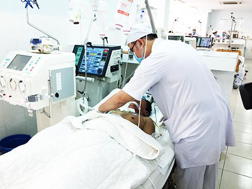 Bác sĩ của Bệnh viện Đa khoa tỉnh điều trị  cho bệnh nhân bị ong vò vẽ đốt.