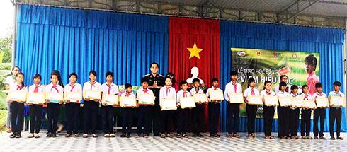 Đại diện Viettel Khánh Hòa trao học bổng cho học sinh huyện Khánh Vĩnh