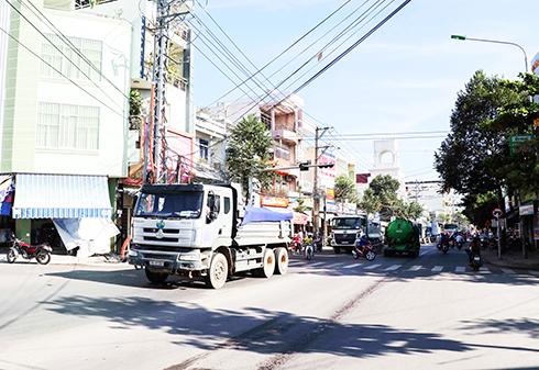 Xe ben lưu thông trên đường Lê Hồng Phong