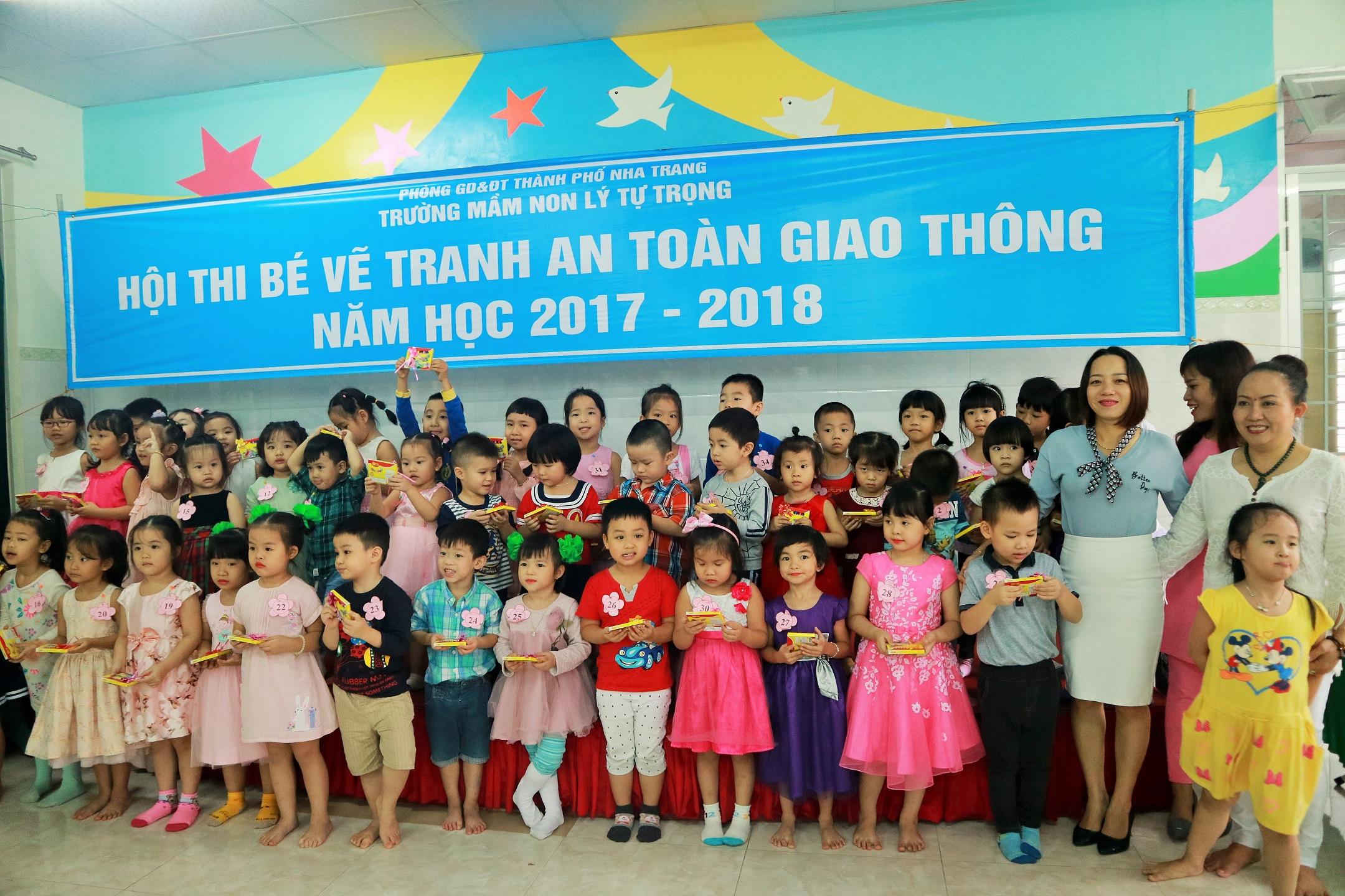 Trao quà lưu niệm cho các bé dự thi. 