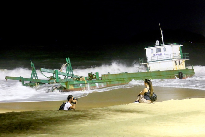 Tau dai hon 30 m mac ket tren bai bien Nha Trang hinh anh 1 