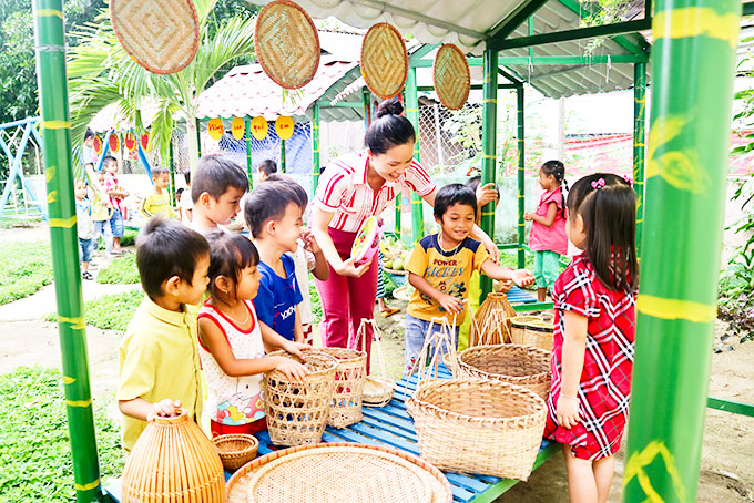 Trẻ mầm non huyện Khánh Vĩnh vui chơi ngoài trời.