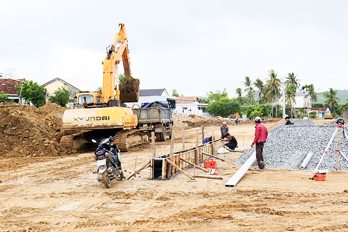 Thi công tại dự án đường giao thông trục Bắc - Nam Ninh Hòa.