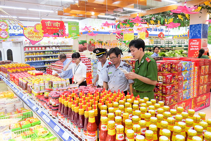 Đoàn kiểm tra liên ngành đang kiểm tra tại siêu thị Co.opmart