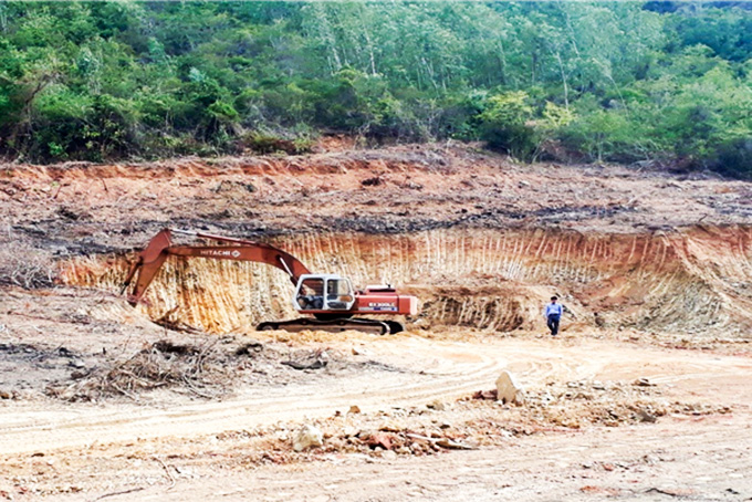 Khai thác đất đá tại xã Ninh Đông.