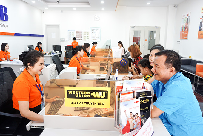 Khách hàng giao dịch tại SHB Chi nhánh Khánh Hòa.