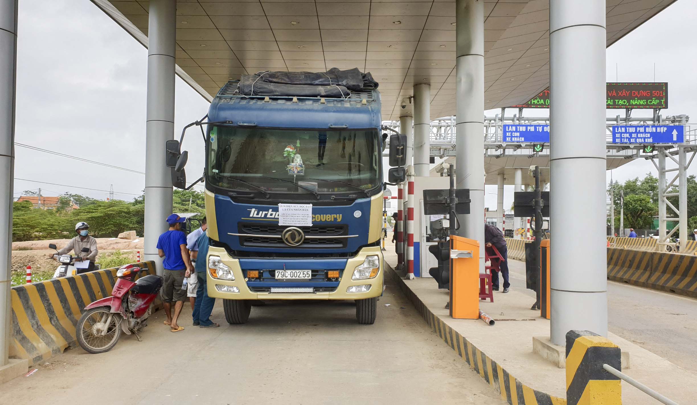 Một chiếc xe tải dừng tại làn thu phí không lưu thông.