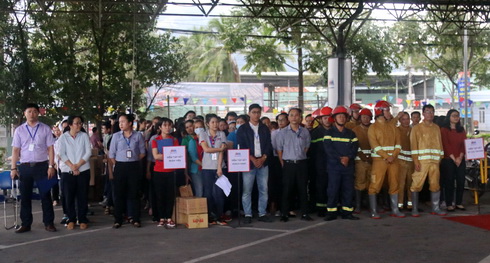 Cán bộ, nhân viên Mm Mega Market Nha Trang tham gia diễn tập trong tình huống giả định 