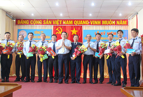 Lãnh đạo Công ty khen thưởng cho các cá nhân có thành tích xuất sắc trong năm 2019