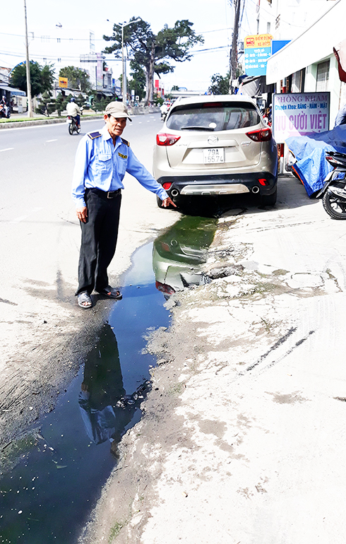 Nước cống chảy tràn ra đường  gây ô nhiễm.