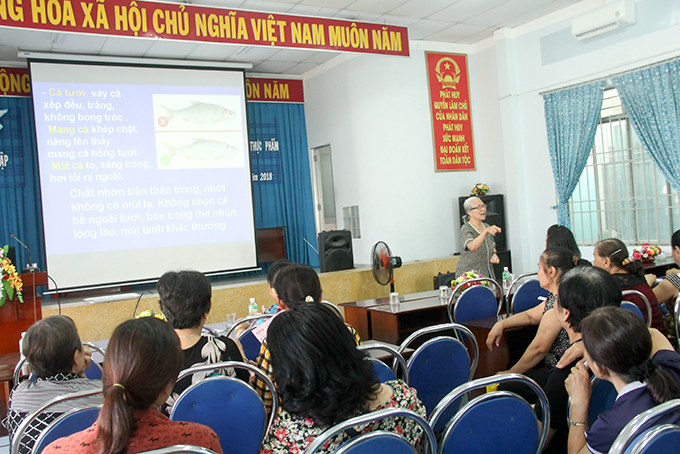 Tuyên truyền an toàn vệ sinh thực phẩm tại UBND phường Vĩnh Hải.
