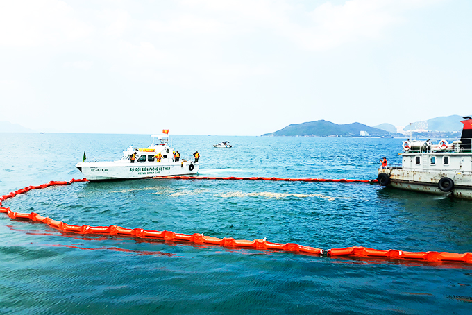 Diễn tập ứng phó sự cố tràn dầu tại cảng Vinpearl.