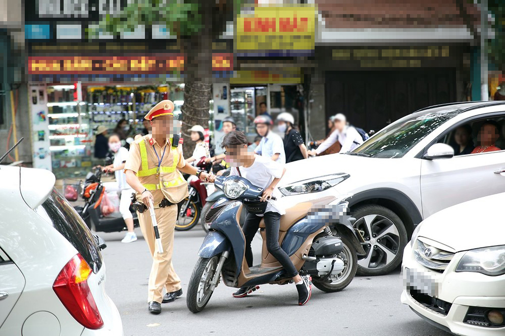  Người vi phạm thay vì đến kho bạc có thể chọn cách nộp phạt trực tiếp. (Ảnh: VOV)