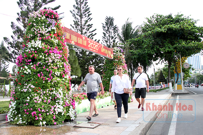 Khách du lịch Nga dạo phố Nha Trang.