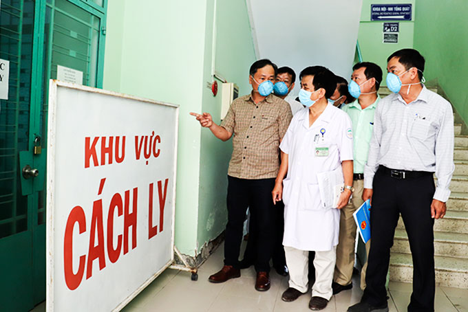 Ông Nguyễn Đắc Tài kiểm tra khu vực cách ly tại Bệnh viện Bệnh nhiệt đới tỉnh.