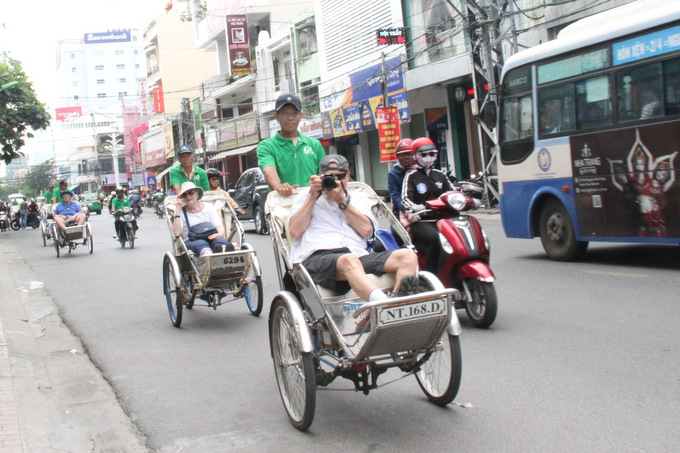 Khách du lịch tàu biển rất thích thú với tour du lịch tham quan thành phố Nha Trang bằng xích lô