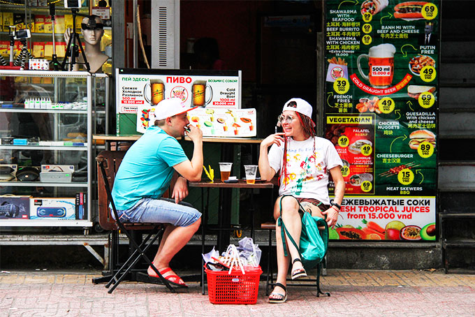 Khách Nga dạo phố Nha Trang.