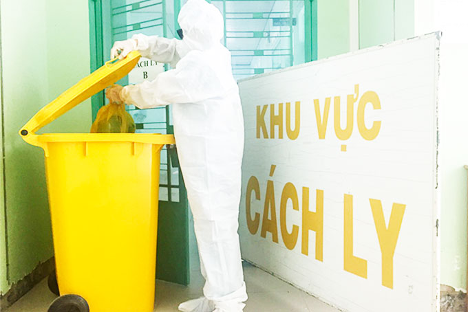 Xử lý rác thải y tế nguy hại tại Bệnh viện Bệnh nhiệt đới.