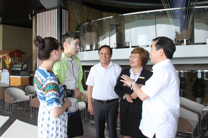  Ông Hà Văn Siêu trò chuyện với du khách Hàn Quốc đang lưu trú tại khách sạn Nha Trang Horizon