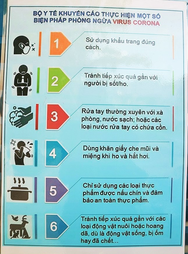 Các nội dung tuyên truyền, hướng dẫn các biện pháp phòng dịch được các trường dán trên bảng tin, cửa lớp... 