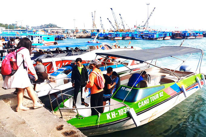 Khách lên cano đi tour tham quan vịnh Nha Trang.