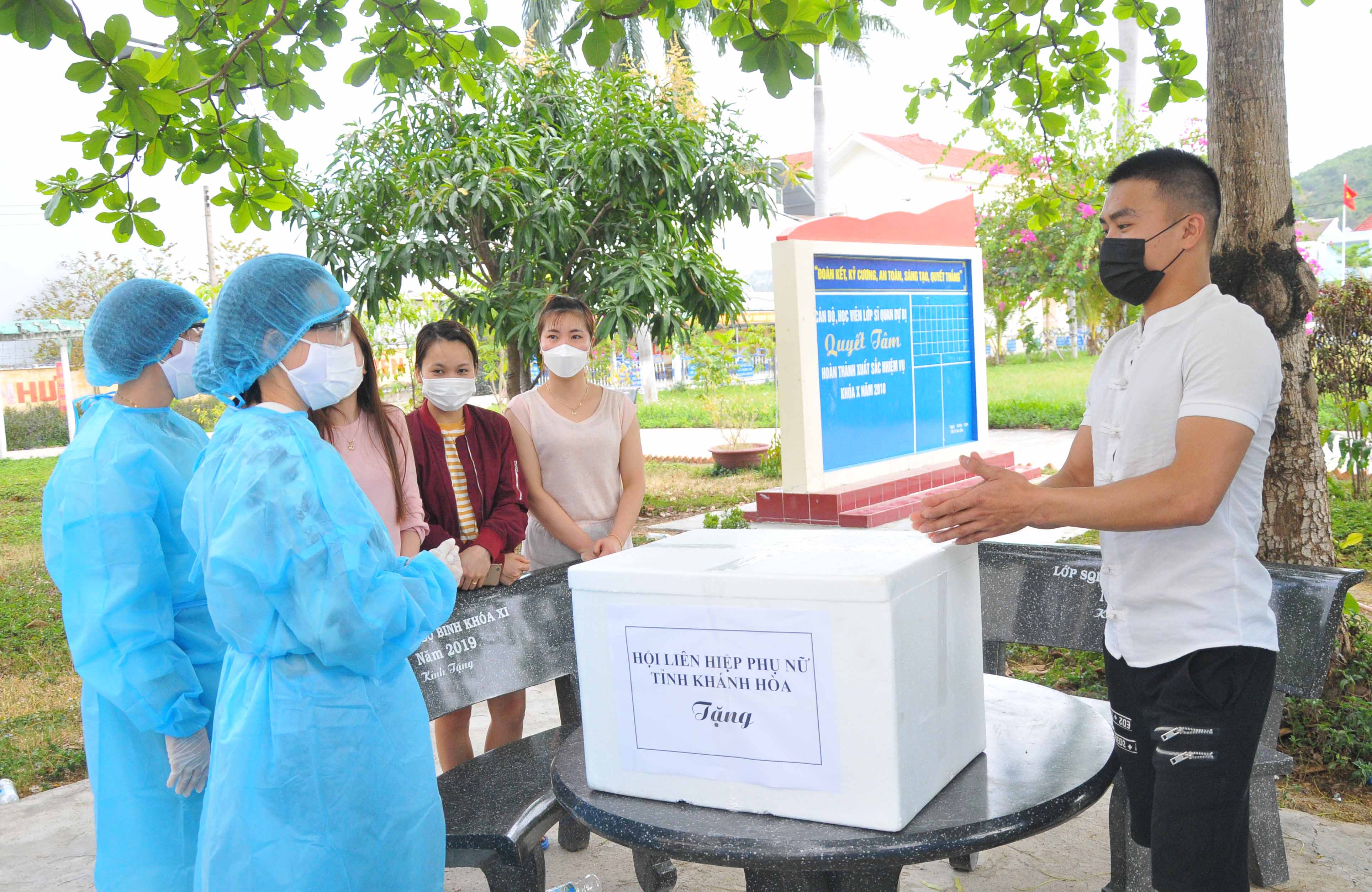 Lãnh đạo Hội LHPN tỉnh thăm hỏi, động viên các công dân về từ Hàn Quốc đang được cách ly