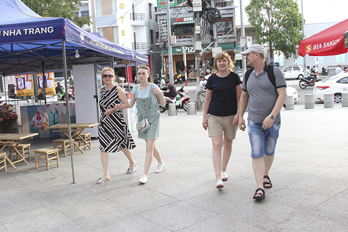   Du khách Nga trên đường phố Nha Trang.