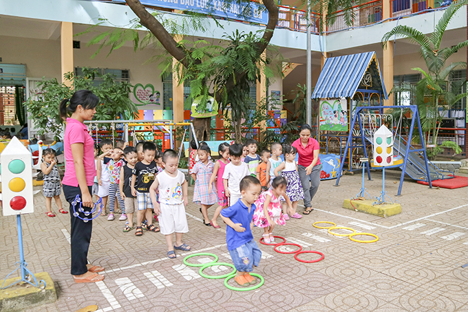 Đồ chơi ngoài trời cho giáo dục mầm non hiện rất thiếu. File HĐND: Quang cảnh buổi làm việc. 