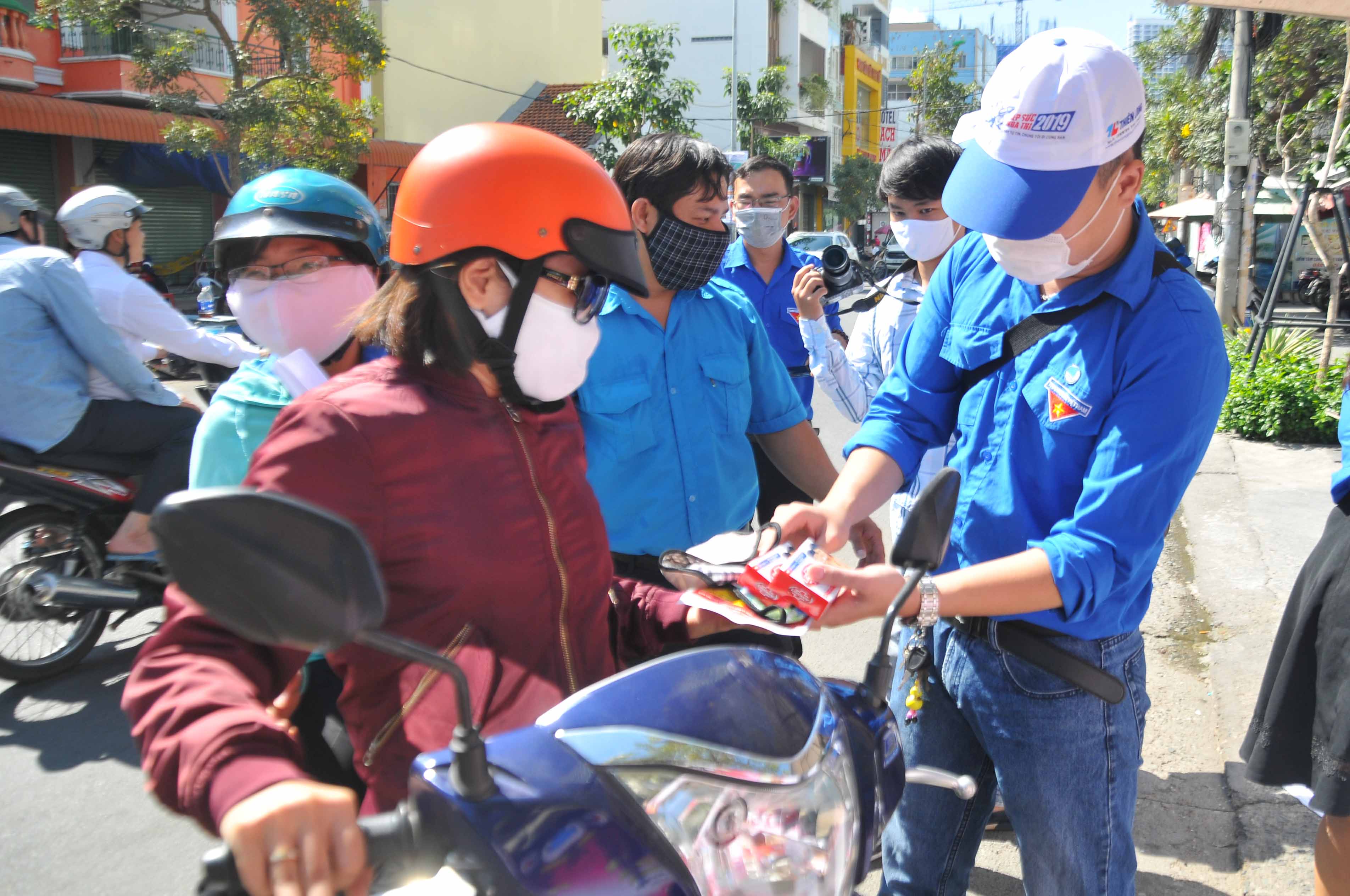 Phát xà phòng, khẩu trang miễn phí cho người dân