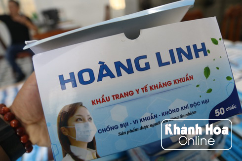 Cơ quan Công an tiến hành kiểm đếm số khẩu trang bị thu giữ