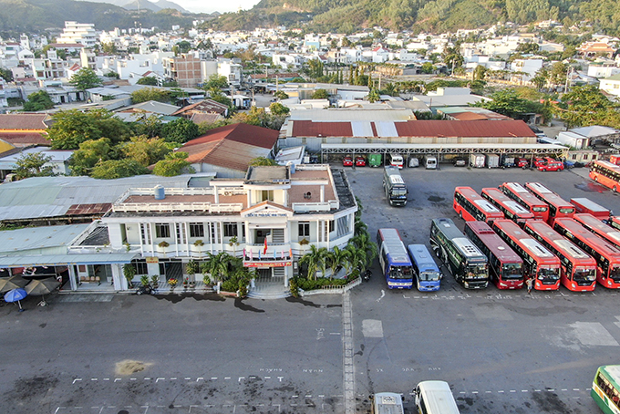 Hoạt động vận tải ở Bến xe phía bắc Nha Trang đang bị ngưng trệ bởi ảnh hưởng từ dịch Covid-19. Ảnh: Mạnh Hùng