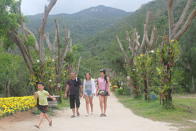 Khách du lịch tham quan Khu du lịch Đảo Hoa Lan.   