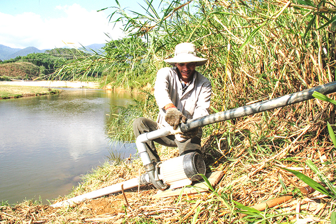 Suối Mã (xã Sơn Lâm) đã cạn dòng,  gây khó khăn cho người dân về nước tưới. Ảnh: H.L