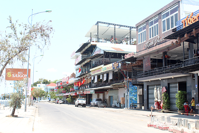 Các nhà hàng trên bờ kè sông Cái đồng loạt đóng cửa.