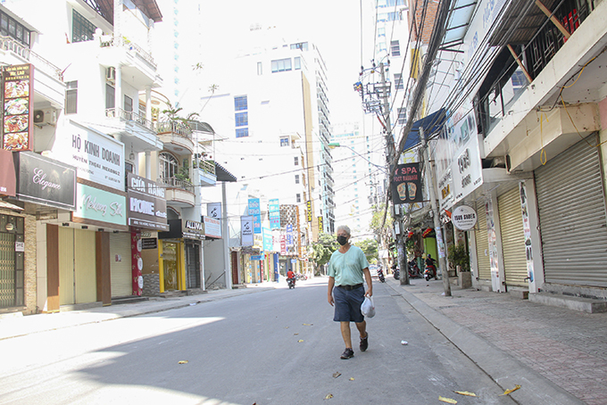 Đường Hùng Vương, TP. Nha Trang trước đây chật khách du lịch thì hiện nay vắng vẻ lạ thường.