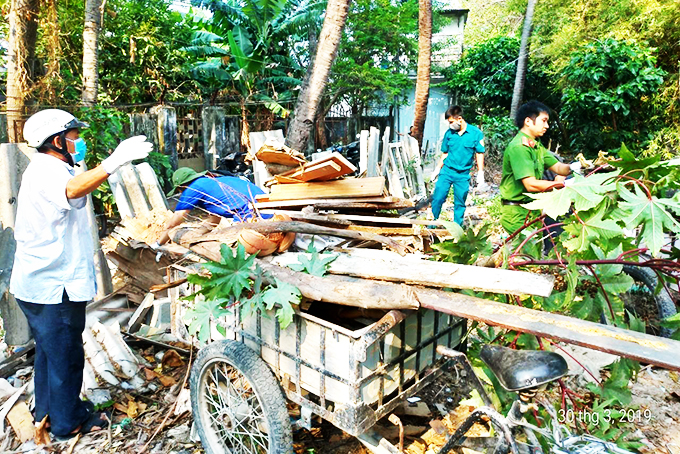 Ông Thìn tham gia dọn vệ sinh môi trường. 