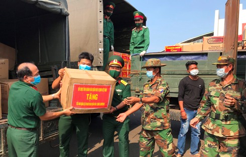 Cán bộ, chiến sĩ đoàn công tác chuyển vật tư, thiết bị y tế đến bàn giao cho tỉnh bạn.