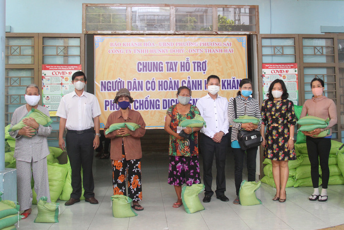 Lãnh đạo phường Phương Sài , Báo Khánh Hòa và nhà tài trợ trao quà cho những người bán vé số đang sinh sống trên địa bàn phường