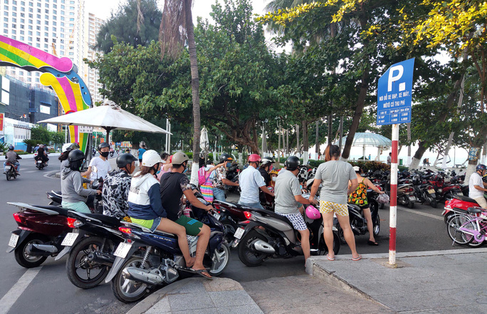 Bãi biển Nha Trang đông nghịt trong ngày đầu mở cửa - Ảnh 4.