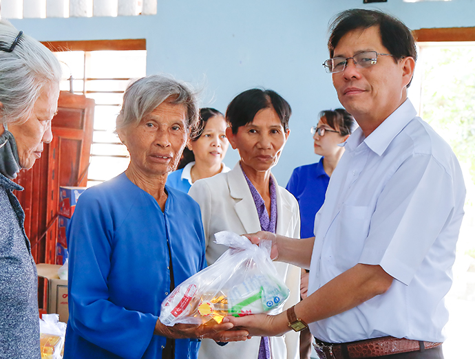 Lãnh đạo tỉnh trao quà cho người dân.