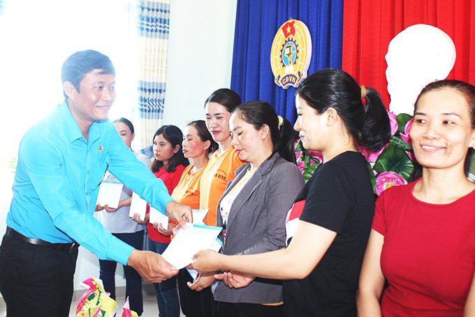 Trao hỗ trợ cho đoàn viên, người lao động có hoàn cảnh khó khăn,  bị ảnh hưởng do dịch Covid-19.